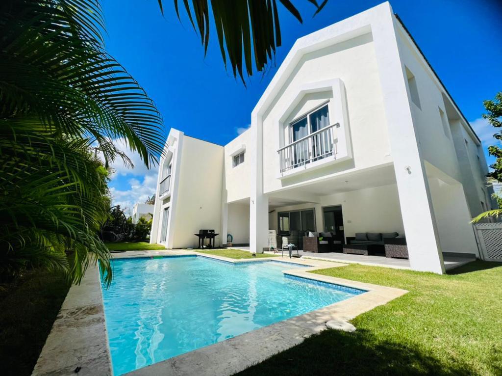 casas vacacionales y villas - Villa 4 Amueblada Habitaciones con Gran Piscina Punta Cana Village