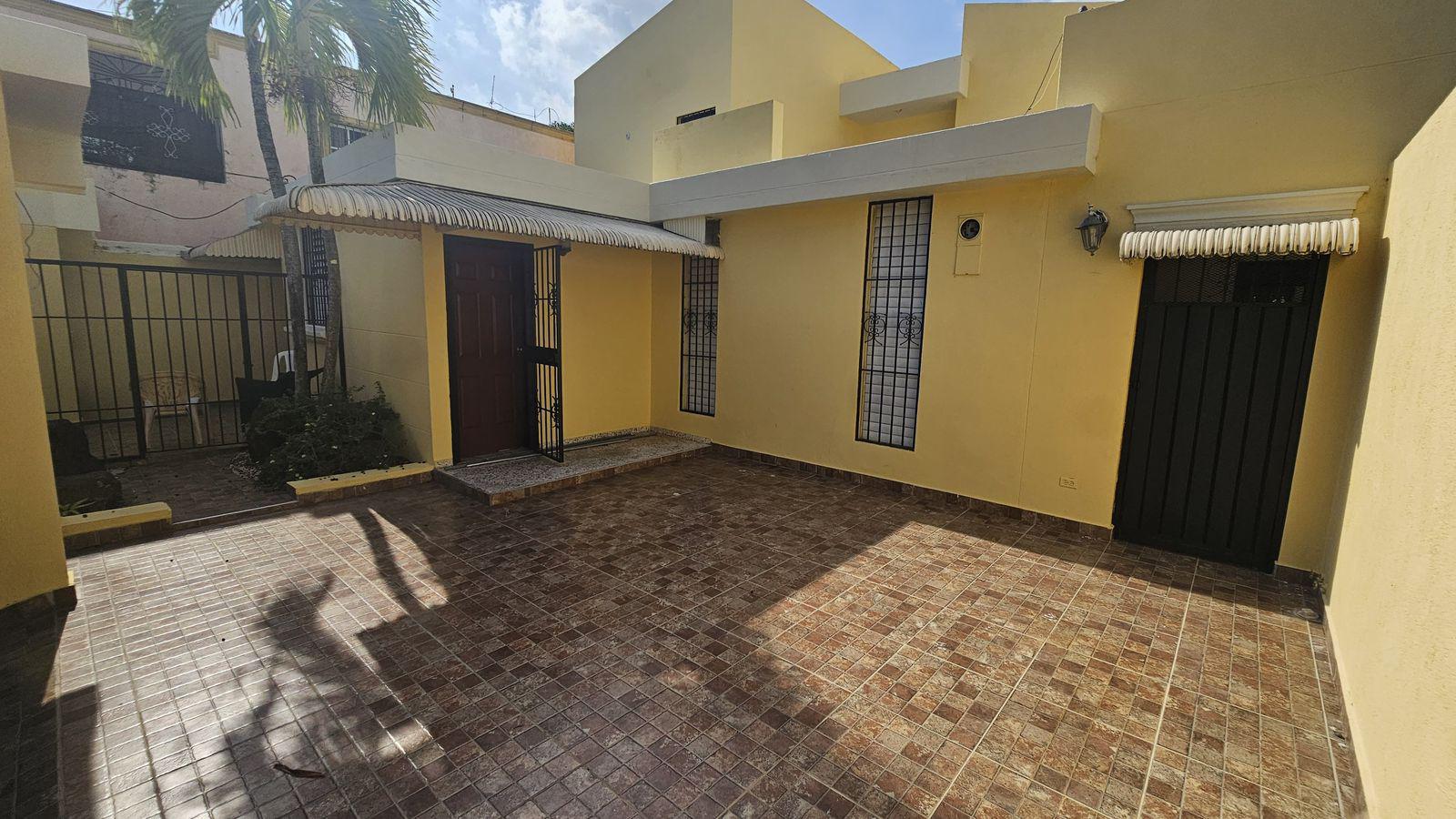 casas - Casa de 2 niveles en venta en Ciudad Satelite, Autopista Duarte 2