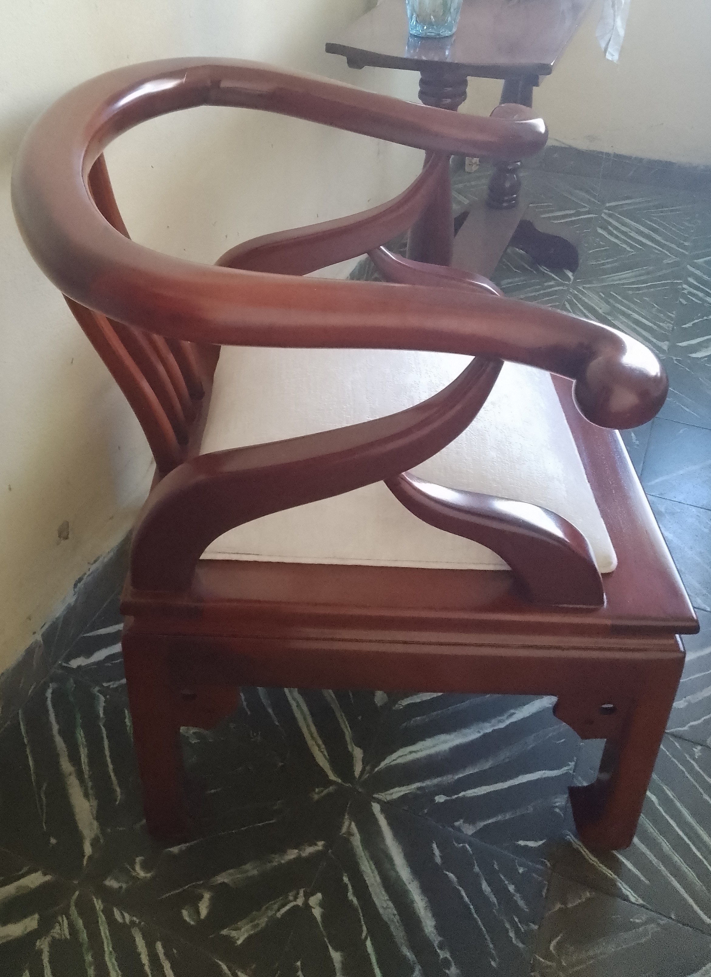 muebles y colchones - Elegantes Butacas de Caoba para Sala 
- Elegancia y artístico estilo-