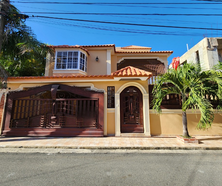 casas - Hermosa casa con piscina en Mirador del Este