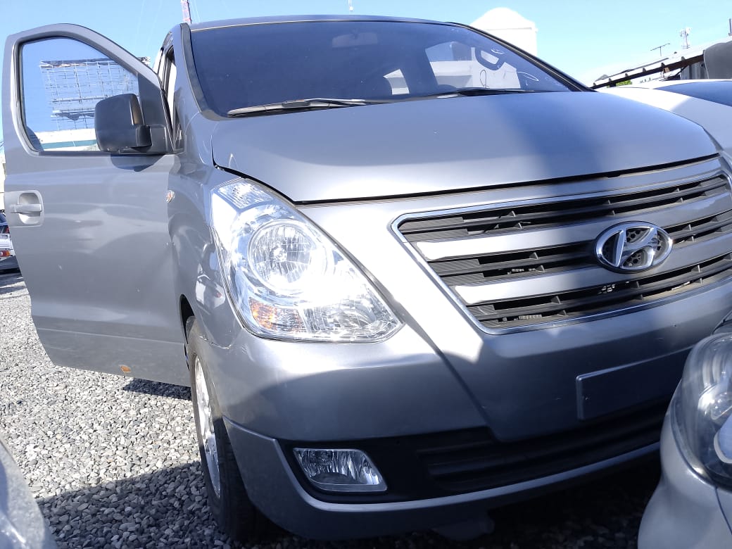 jeepetas y camionetas - HYUNDAI STAREX 2018 GRIS DESDE: RD$1,300,100.00