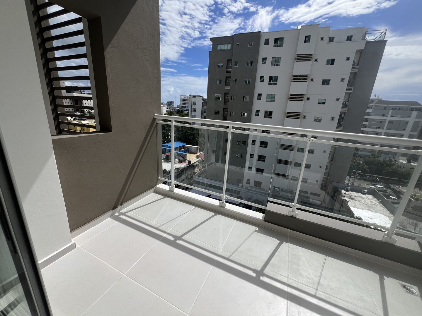 apartamentos - Evaristo Morales piso 8 2 habitaciones 2.5 banos 2 parqueos balcon 0