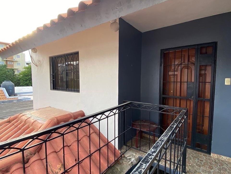 casas - venta de casa de dos niveles dividida en 4 en vista hermosa Santo Domingo este  9