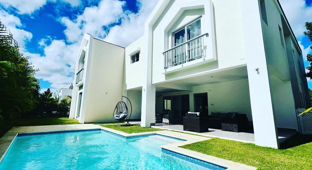 casas vacacionales y villas - Villa 4 Amueblada Habitaciones con Gran Piscina Punta Cana Village 1