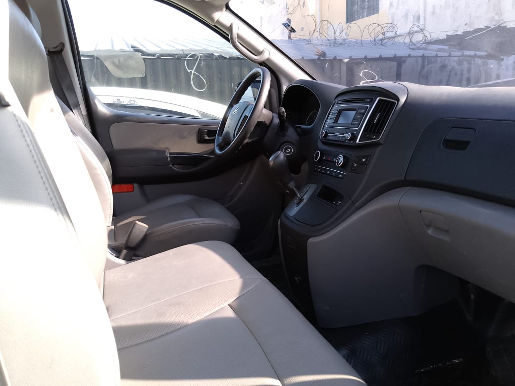 jeepetas y camionetas - HYUNDAI STAREX 2018 GRIS DESDE: RD$1,300,100.00 1