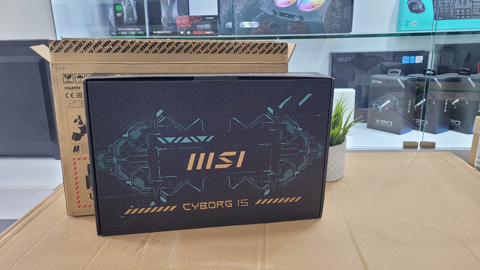 computadoras y laptops -  MSI Cyborg 15 i5 12va, 8gb , 512 SSD  1