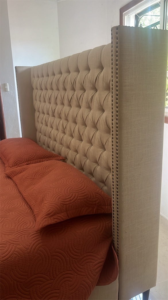 muebles y colchones - Base de cama KING de Ilumel con su colchón de HAUGESUND KING de IKEA $ 40.000 