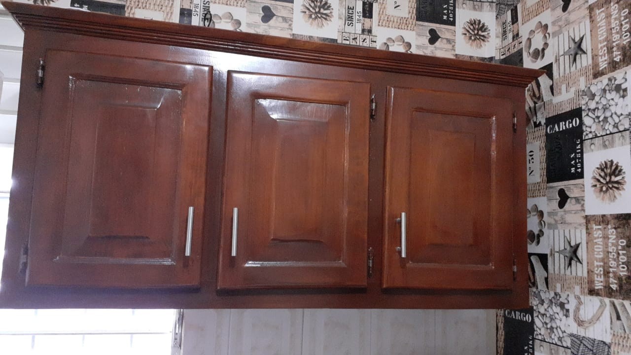 cocina - Gabinete de tres puertas en madera para cocina 