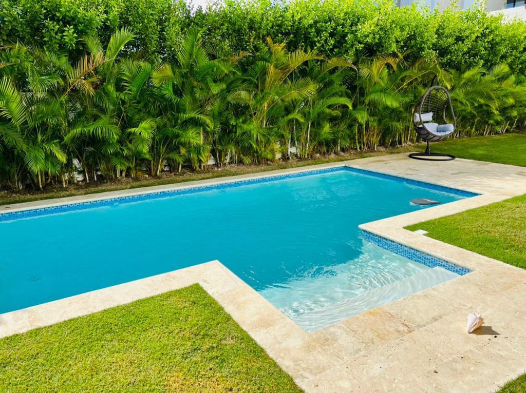 casas vacacionales y villas - Villa 4 Amueblada Habitaciones con Gran Piscina Punta Cana Village 4