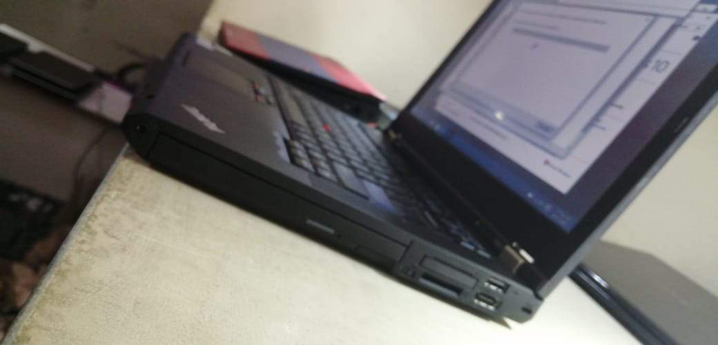 computadoras y laptops - laptop Lenovo t420 i5 4gb 250gb disco importada factura y garantía 4