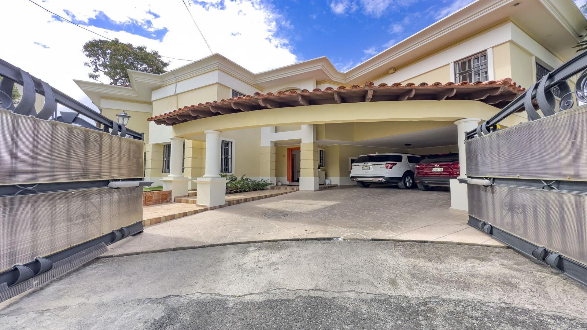 casas - Venta de hermosa casa con piscina y jacuzzi en Julieta Morales