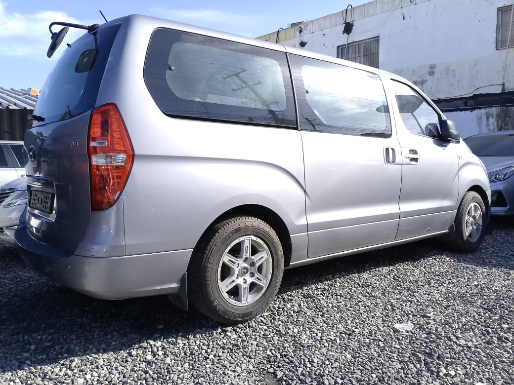 jeepetas y camionetas - HYUNDAI STAREX 2018 GRIS DESDE: RD$1,300,100.00 5