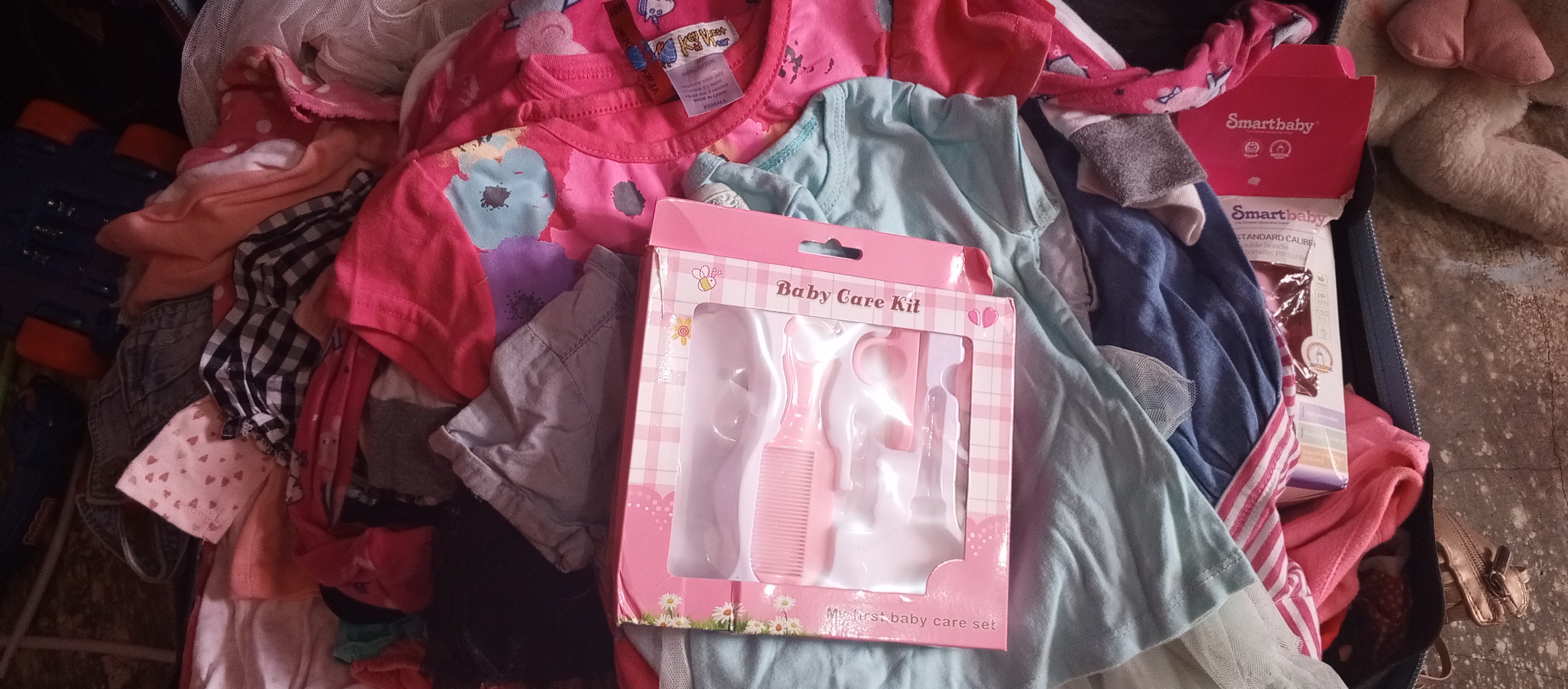 ropa y zapatos - Maleta de ropa de niña buenas condiciones 
