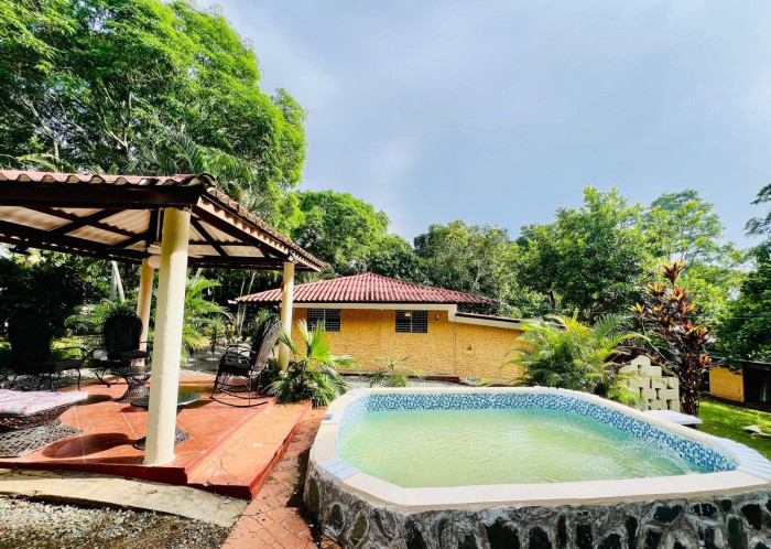 casas vacacionales y villas - 🏡 ¡Venta de Villa Campestre en Monte Plata! 🌳✨ 5