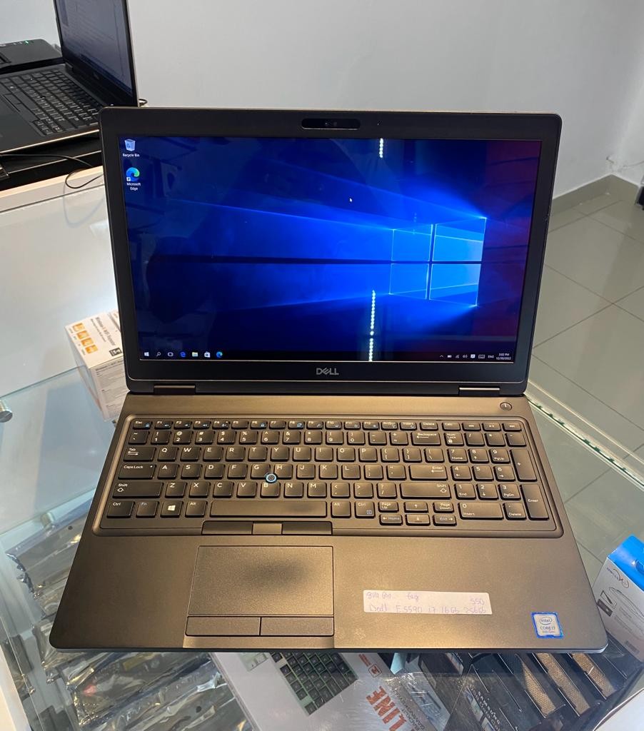computadoras y laptops - Laptop Dell Latitude E5590 Touch 15.6" i7 8va Gen 16GB RAM 256GB SSD Windows 10 