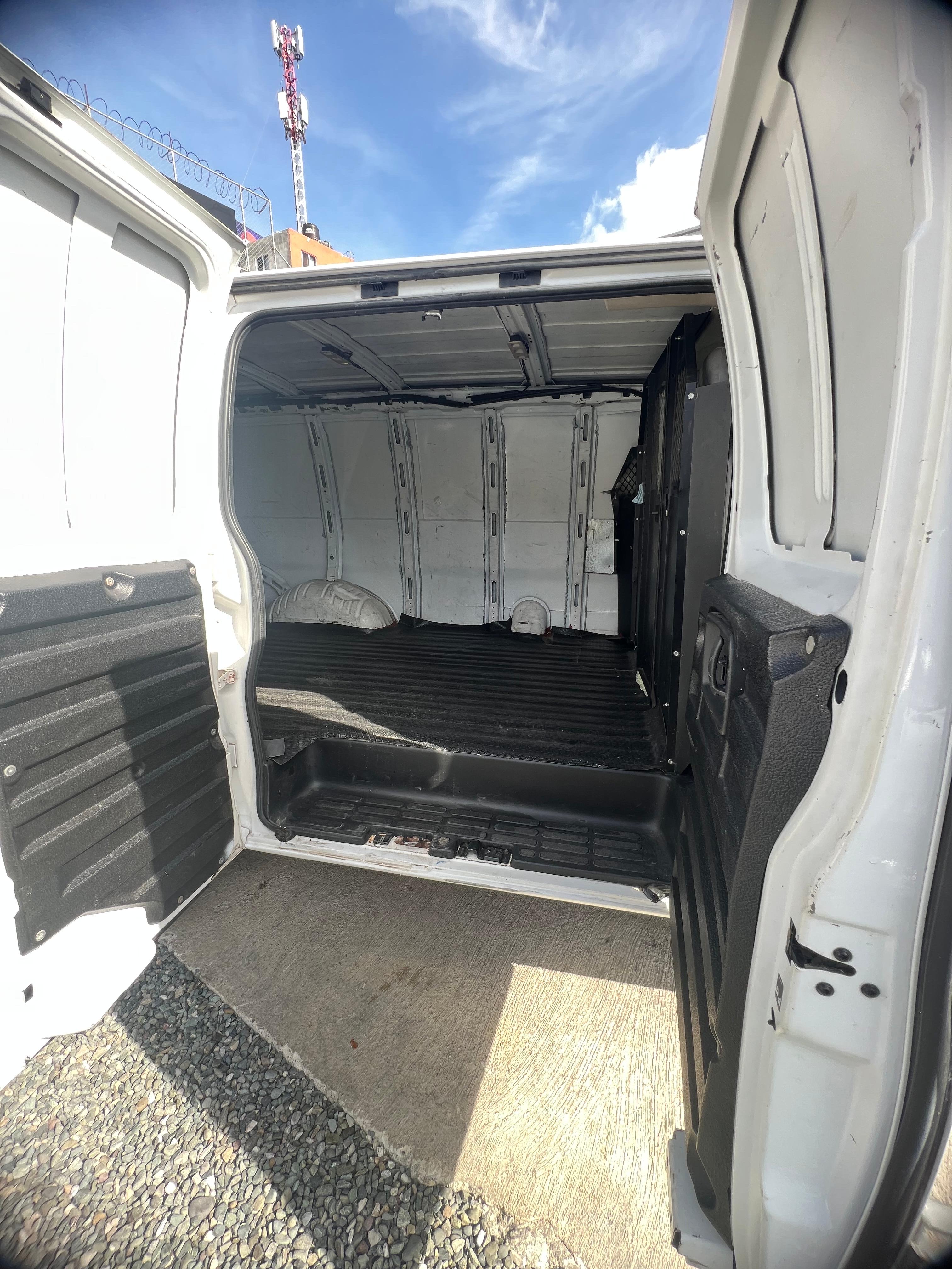 jeepetas y camionetas - Chevrolet Express G2500 2015  5