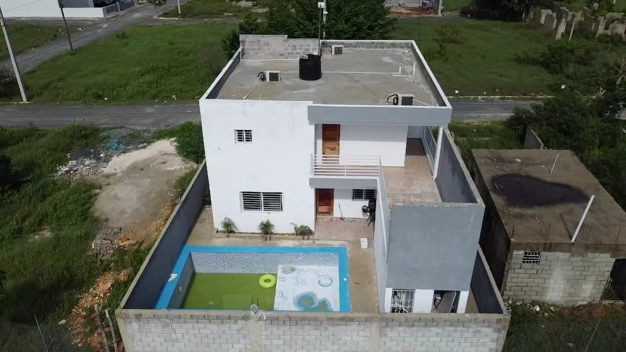 casas - Vendo Nueva y Amplia Casa de Dos Niveles Con Piscina en Residencial Naime