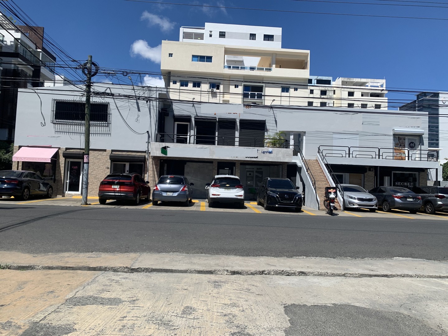 oficinas y locales comerciales - Evaristo Morales 1er nivel 40m2  0