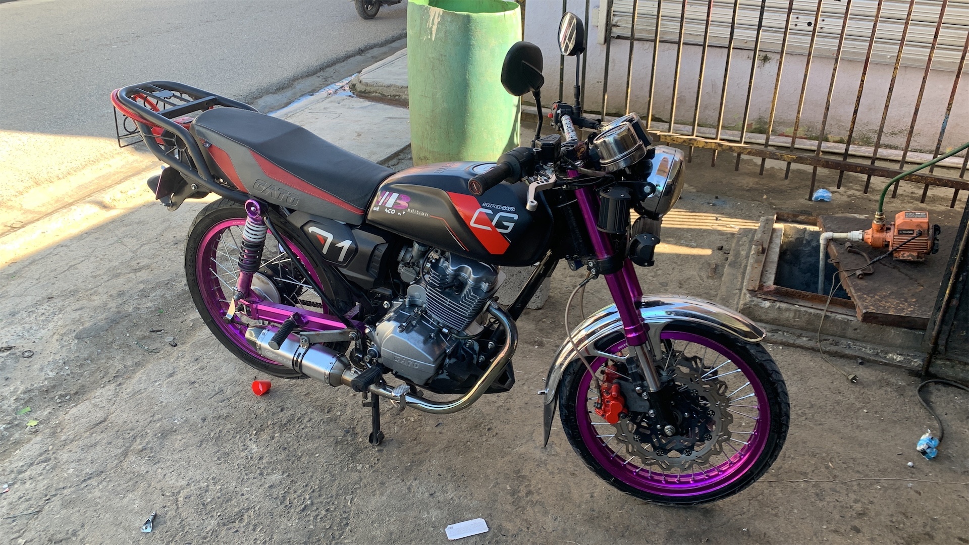 motores y pasolas - Se vende CG súper Gato 200 cc negro mate con morado año 2021 45,000