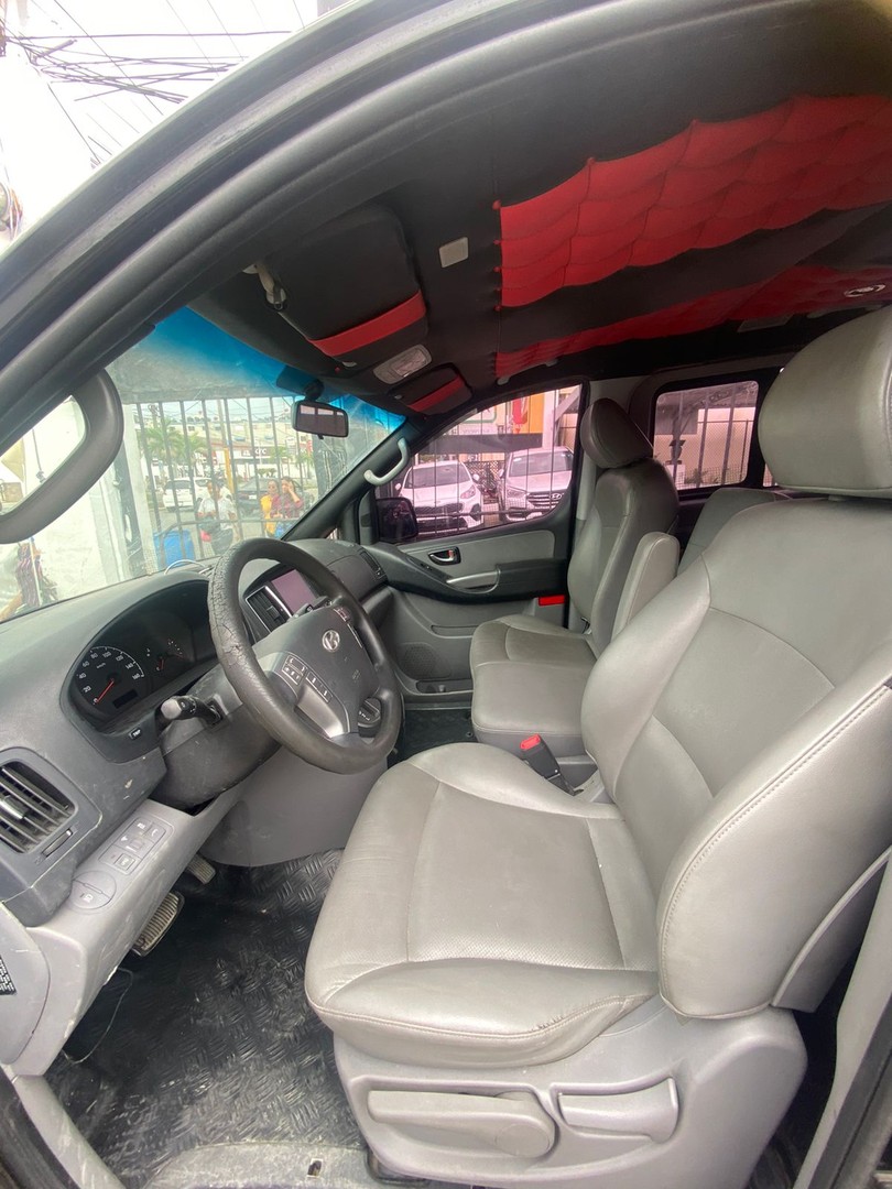 jeepetas y camionetas - HYUNDAI GRAND STAREX 2020 NEGRADESDE: RD$ 1,750.000 1