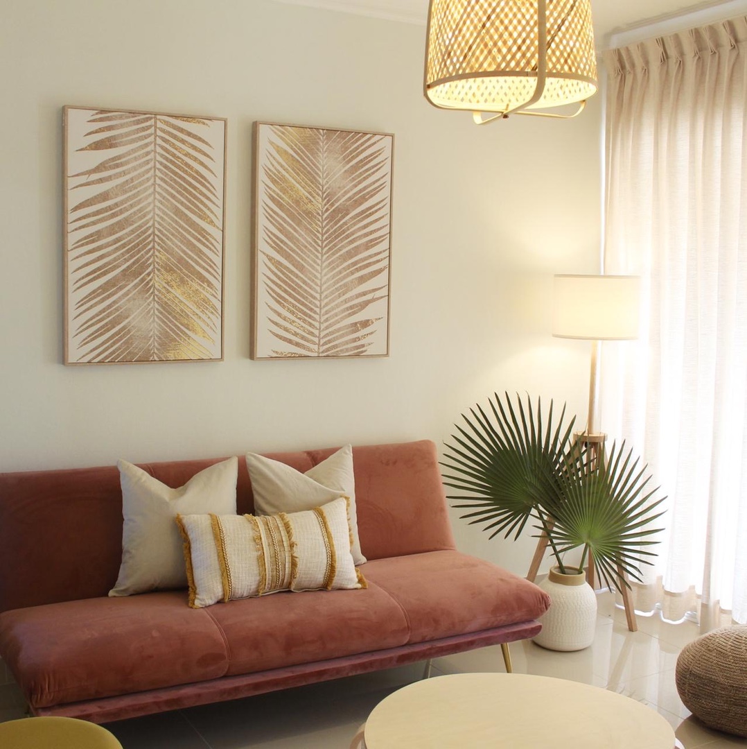 muebles y colchones - Sofa cama de tres plazas rosado con patas doradas  1