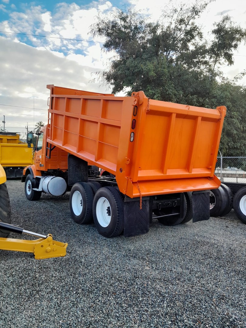 camiones y vehiculos pesados - VOLVO VHD VOLTEO año 2008 1