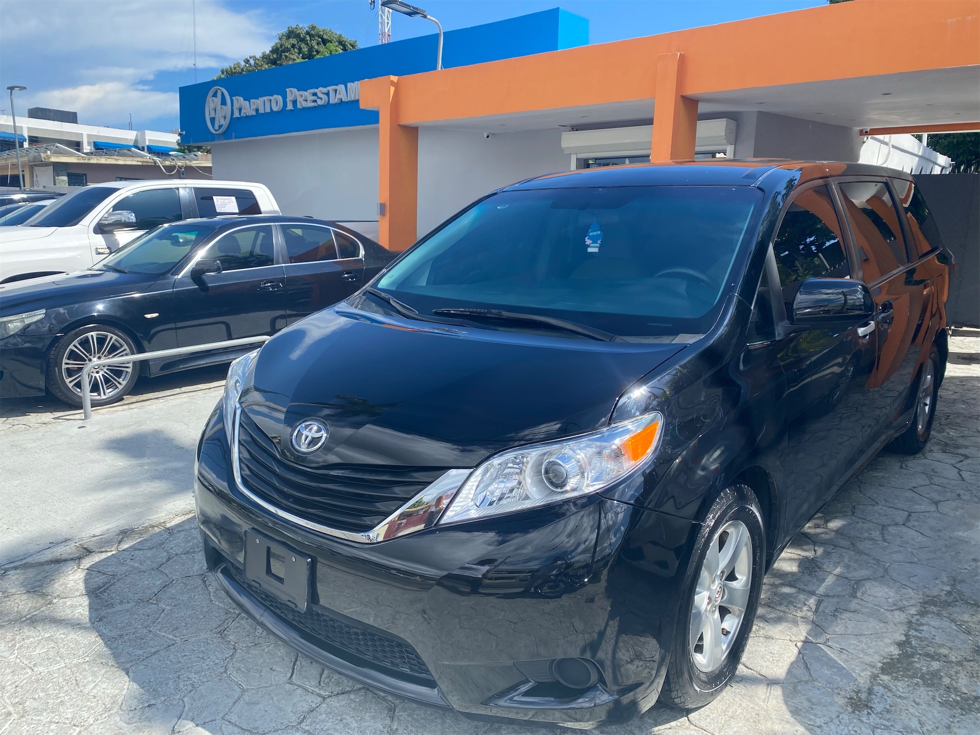 jeepetas y camionetas - Toyota sienna le 2015 0