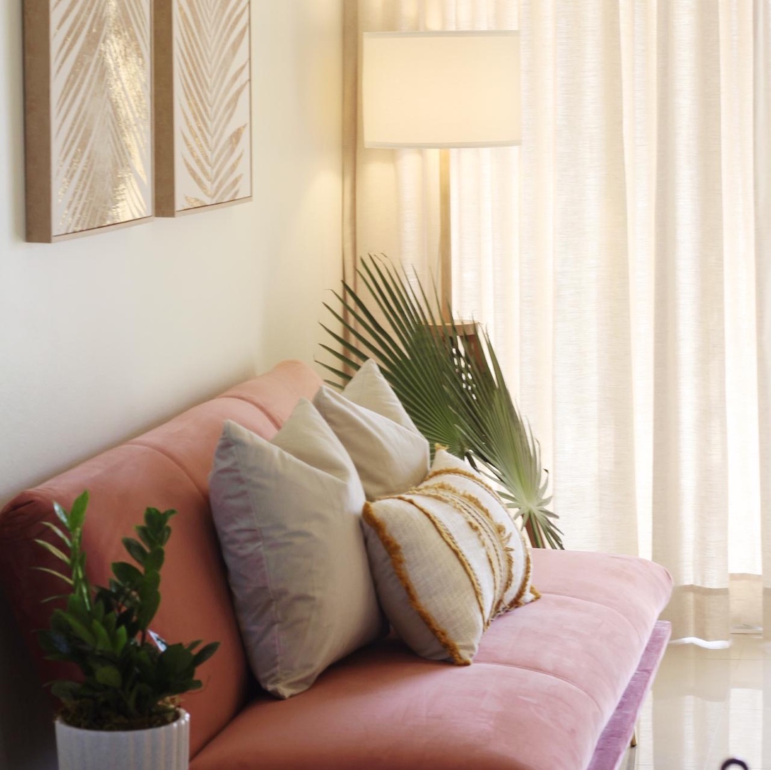 muebles y colchones - Sofa cama de tres plazas rosado con patas doradas  2
