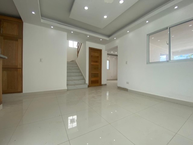 casas - Casa de 2 Niveles y Terraza en Aut. San Isidro, Prado, Santo Domingo Este 1