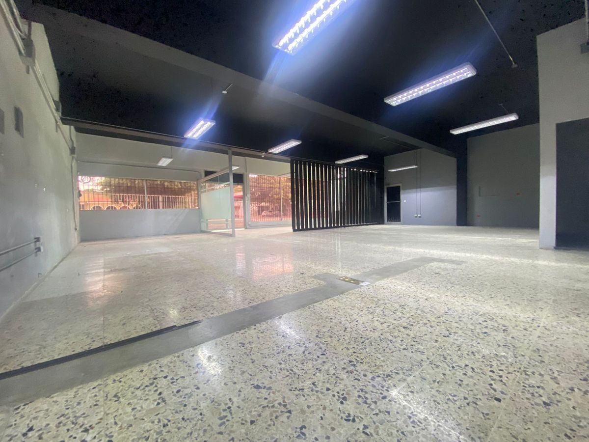 oficinas y locales comerciales - 🔵Alquilo Local 350 mts para oficina 1er piso en gazcue 
 9