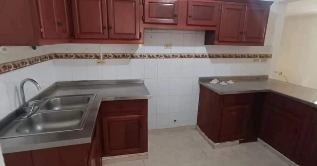 apartamentos - rento 2do piso en la moraleja con dos parqueos techado  2