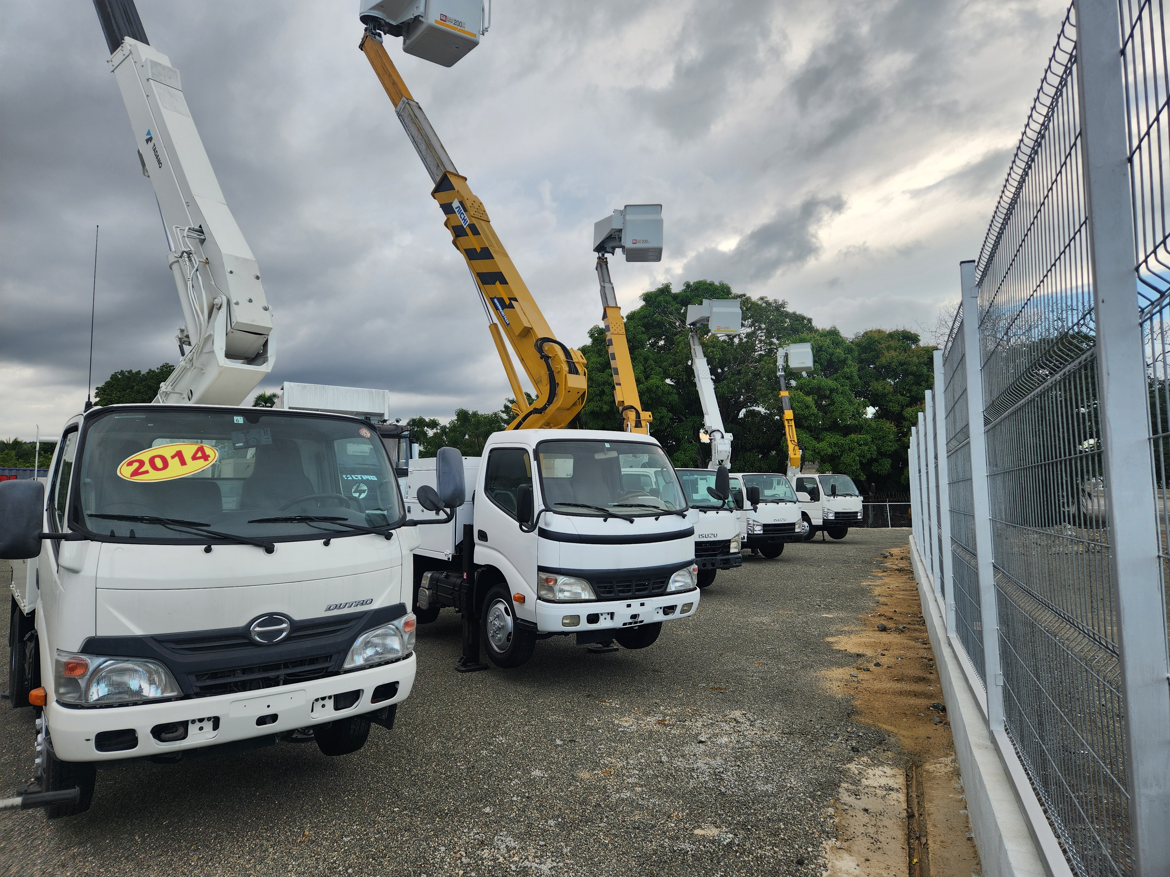 otros vehiculos - Camiones grúas canasto, mitsubishi, isuzu y hino recién importados de Japón.  1