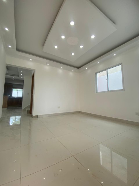 casas - Casa de 2 Niveles y Terraza en Aut. San Isidro, Prado, Santo Domingo Este 2