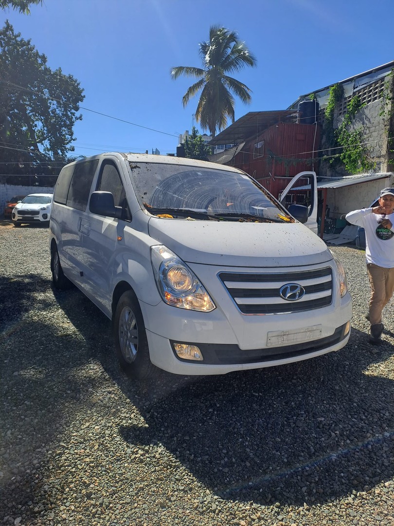 jeepetas y camionetas - HYUNDAI STAREX 2017 BLANCA DESDE: RD$ 1,250.100.00