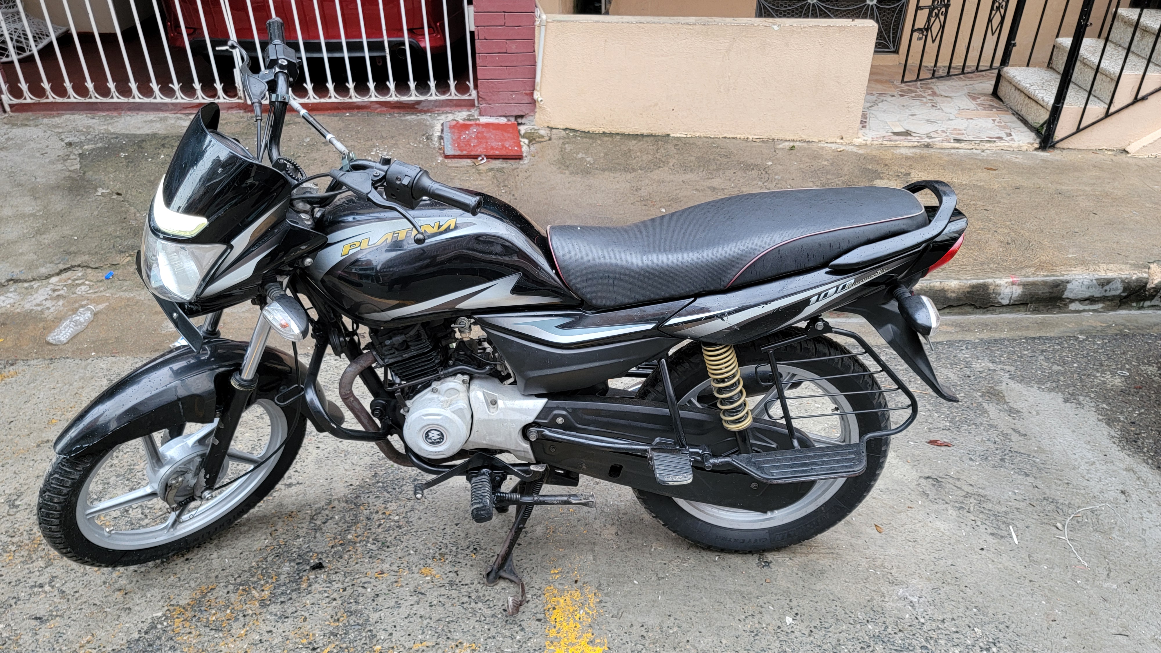 motores y pasolas - Moto Bajaj Platina 100ES Negro 2019 único dueño