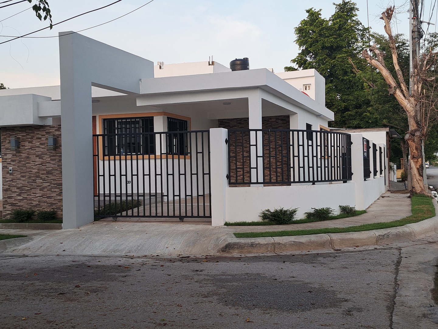 casas - Impresionante Casa Esquinera en Alquiler en Pueblo Bávaro - 3 Habitaciones.