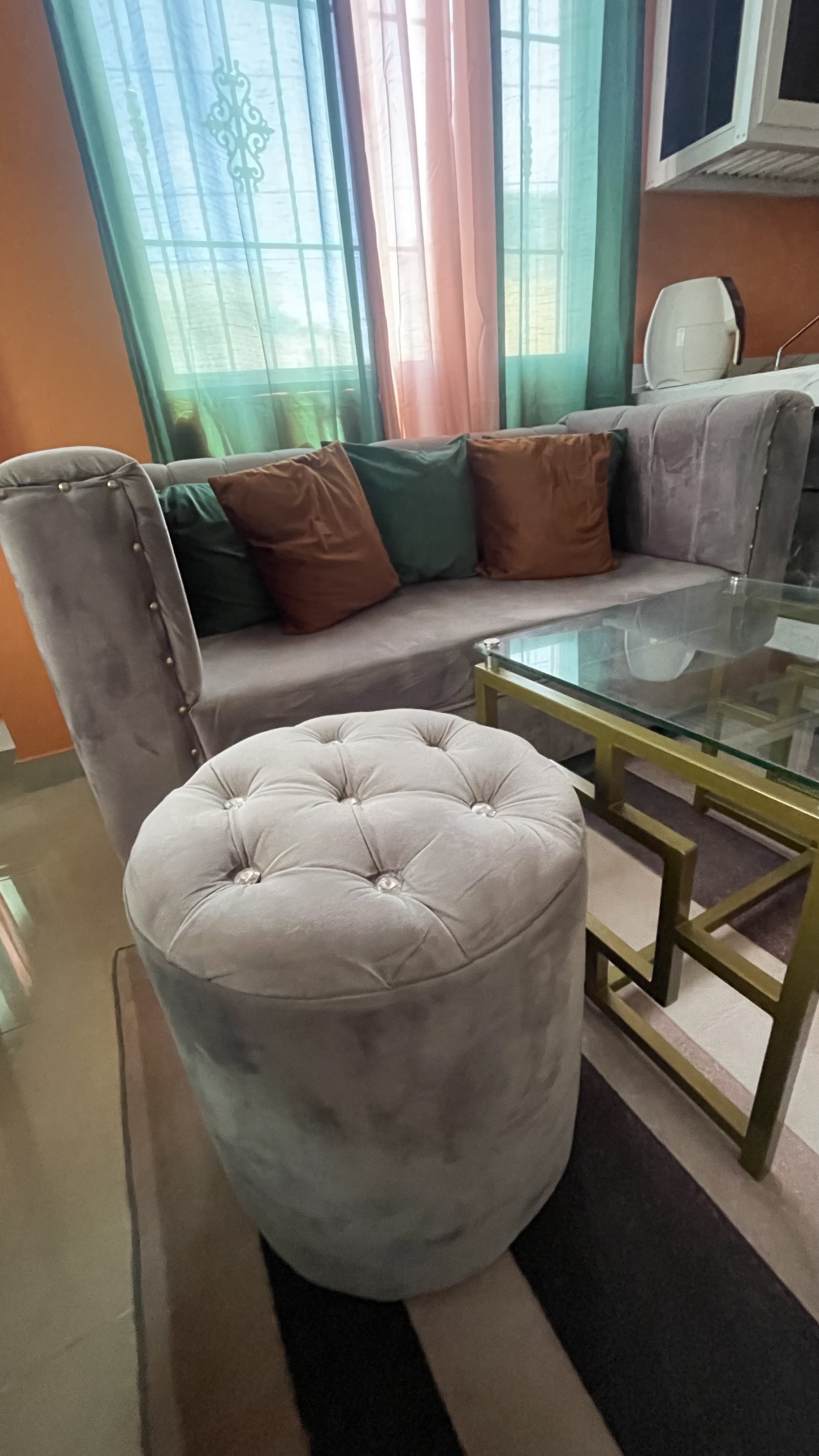 muebles y colchones - VENDO MUEBLE CON OTOMAN 