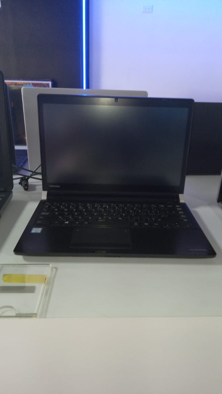 computadoras y laptops - LAPTOP TOSHIBA  PORTAGE R30  I5-6TH, 8GB RAM, 256G