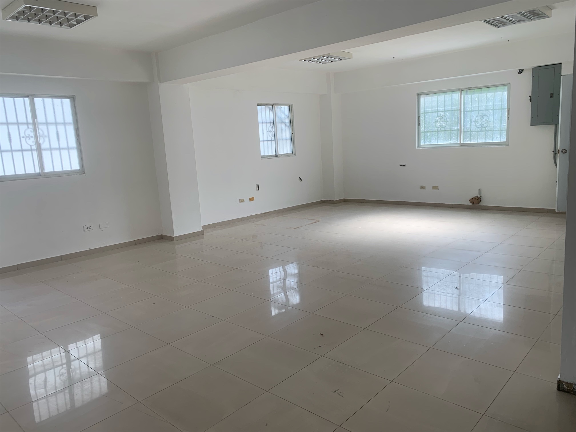 oficinas y locales comerciales - Local bella vista 160m 1400 usd 4