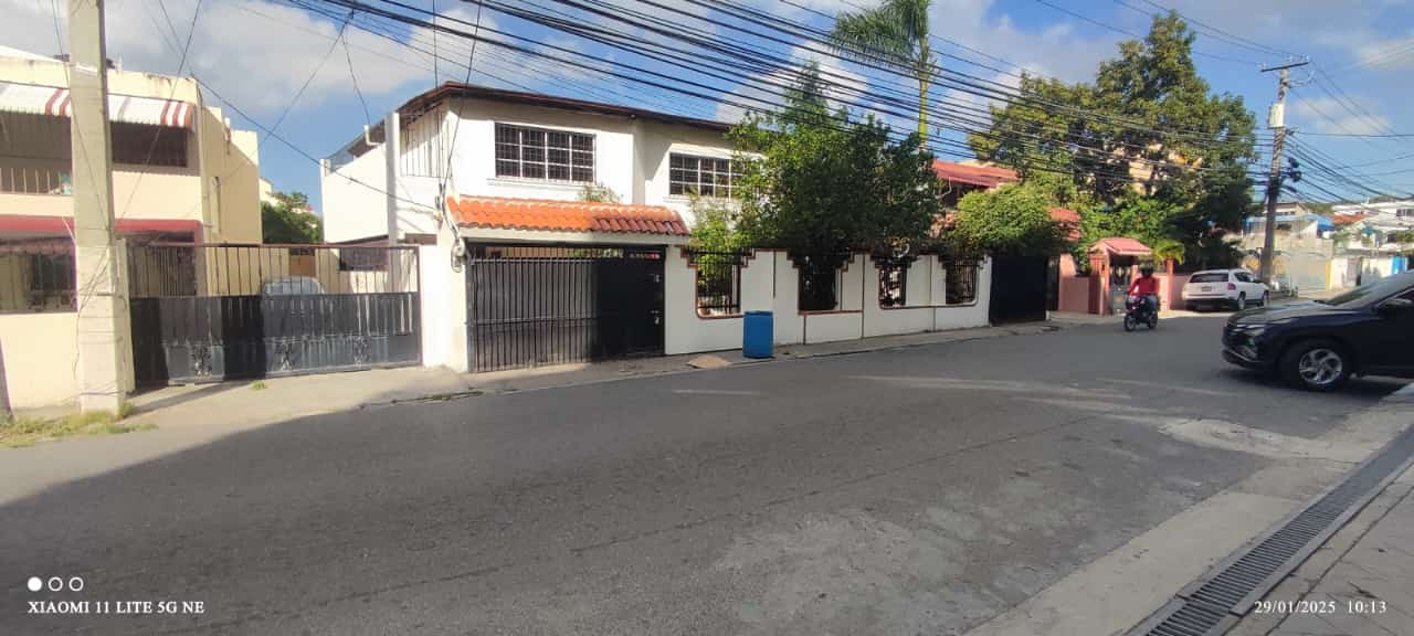 casas - Vendo casa en El Pedregal, Av. Independencia  4