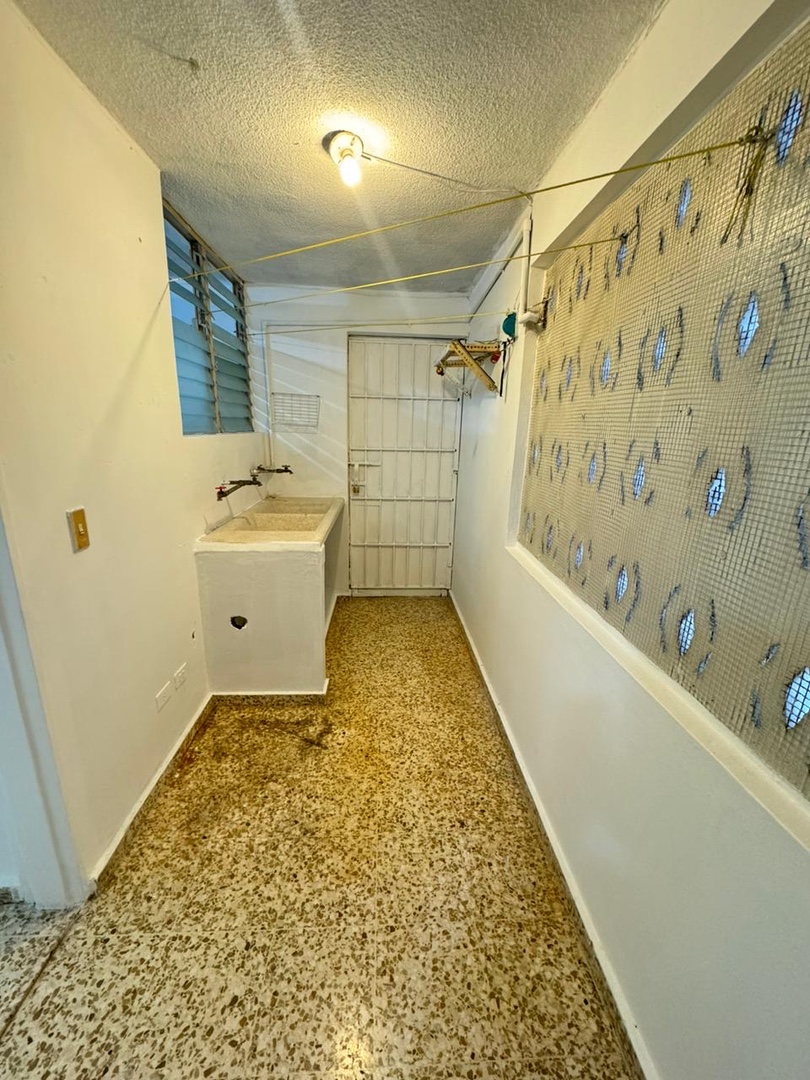 apartamentos - Alquiló piantini segundo nivel dos hab baño parqueo balcón servicio  3