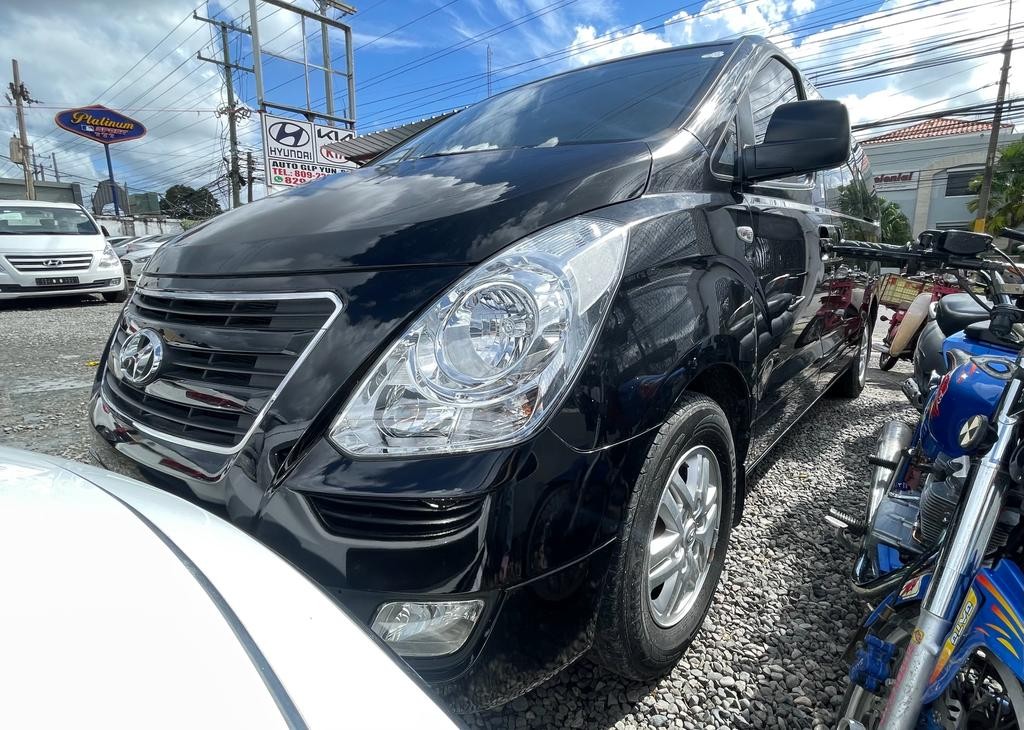 jeepetas y camionetas - HYUNDAI GRAND STAREX 2017 NEGRA 2