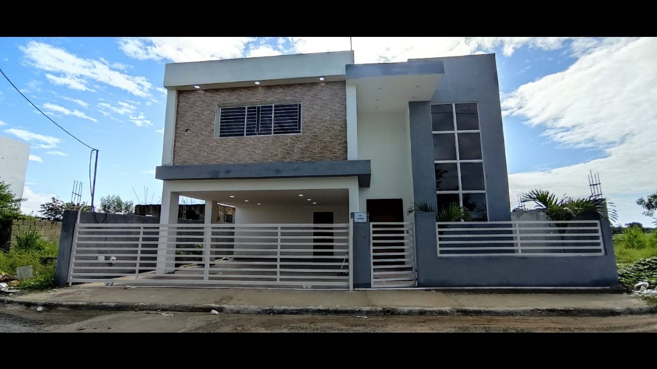 casas - Vendo Nueva y Amplia Casa de Dos Niveles Con Piscina en Residencial Naime 5