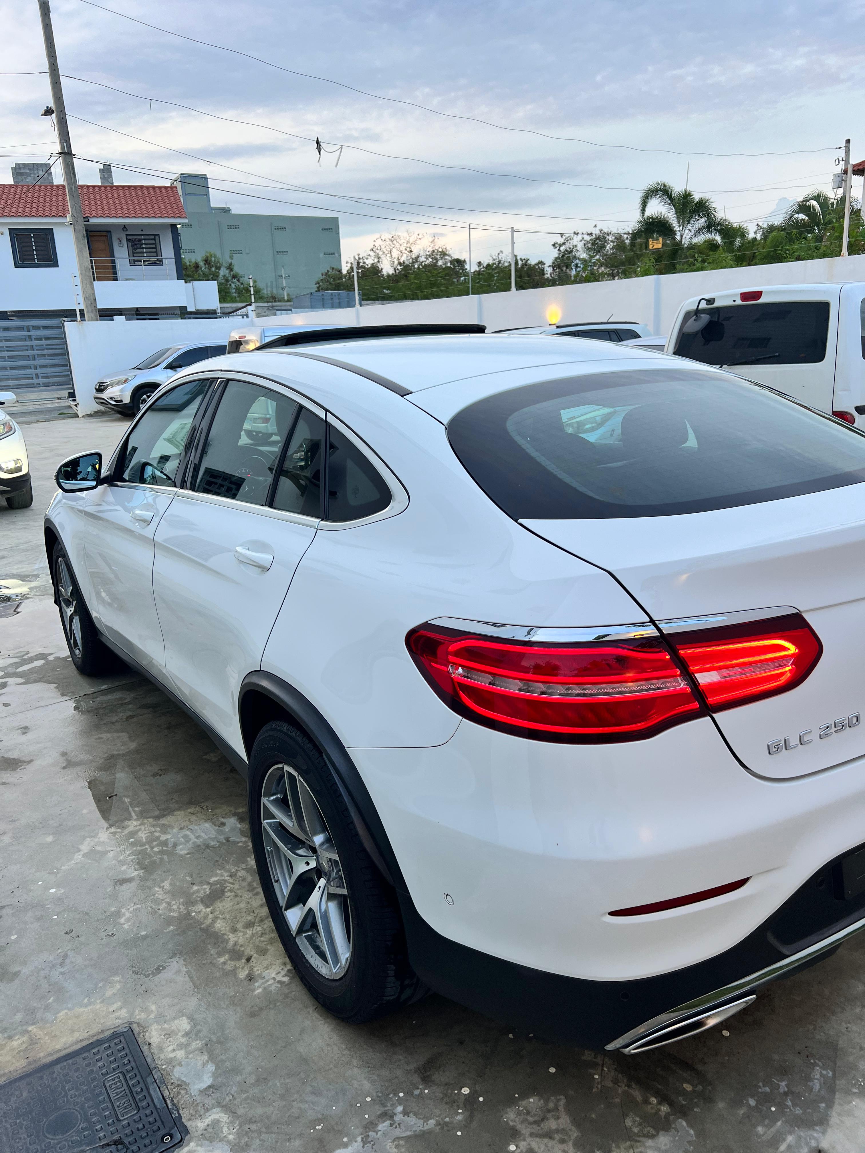 jeepetas y camionetas - Mercedes Benz GLC250 2017 3