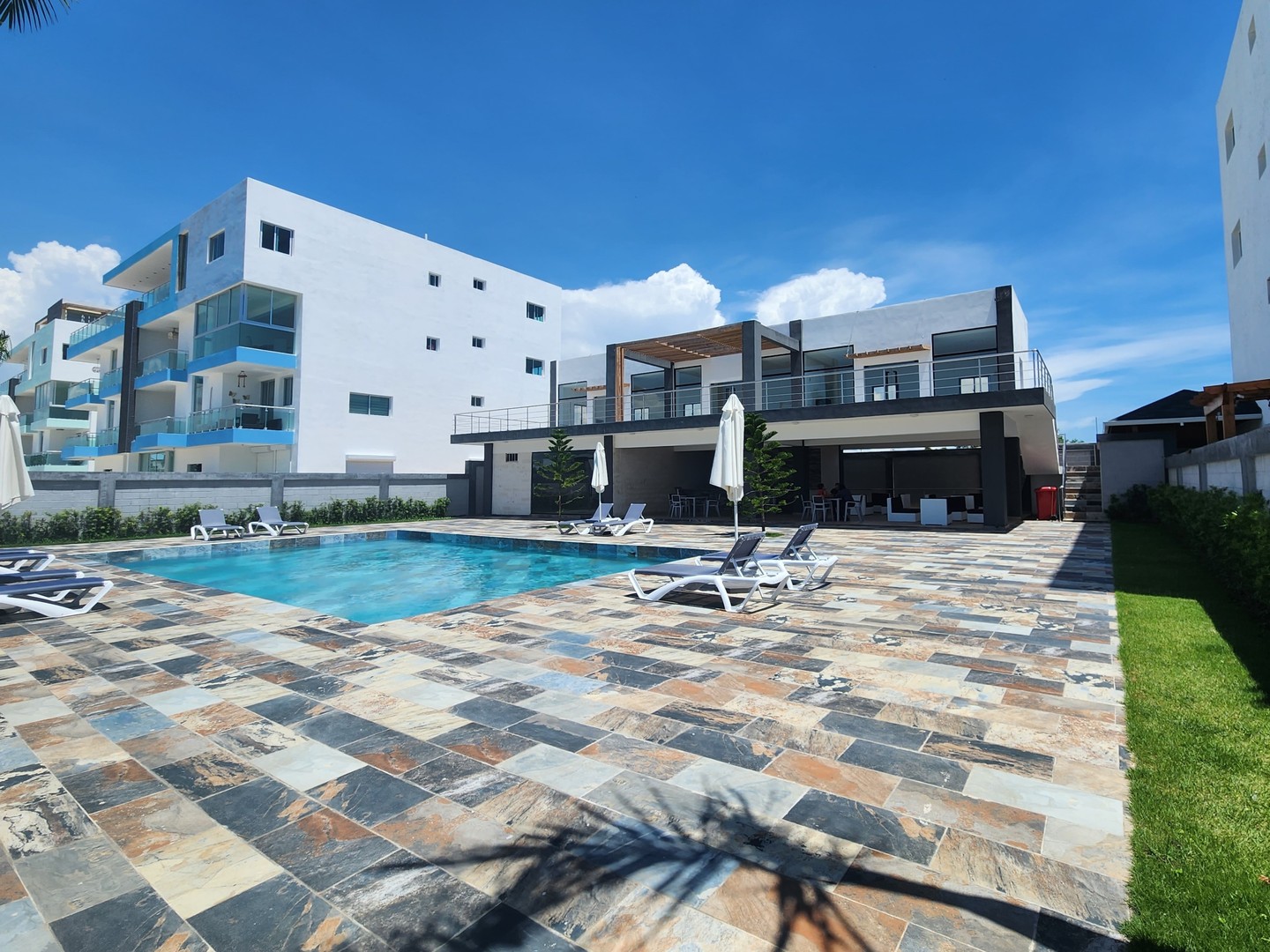 apartamentos - Apartamento de 2 habs. y 2.5 baños con piscina en la mejor zona de Boca Chica 7