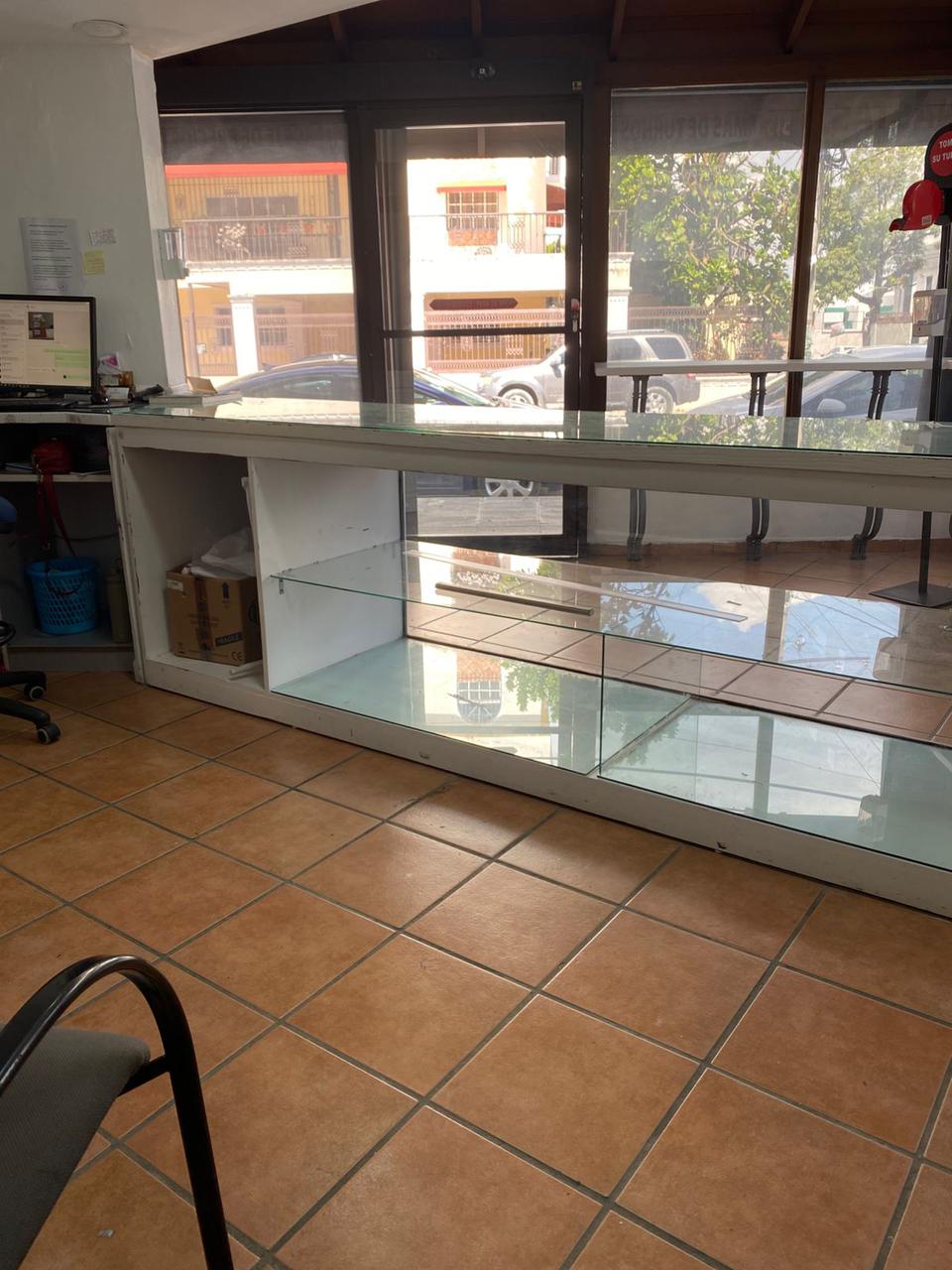 oficinas y locales comerciales - Local de 200m2 ensanche Julieta primer piso