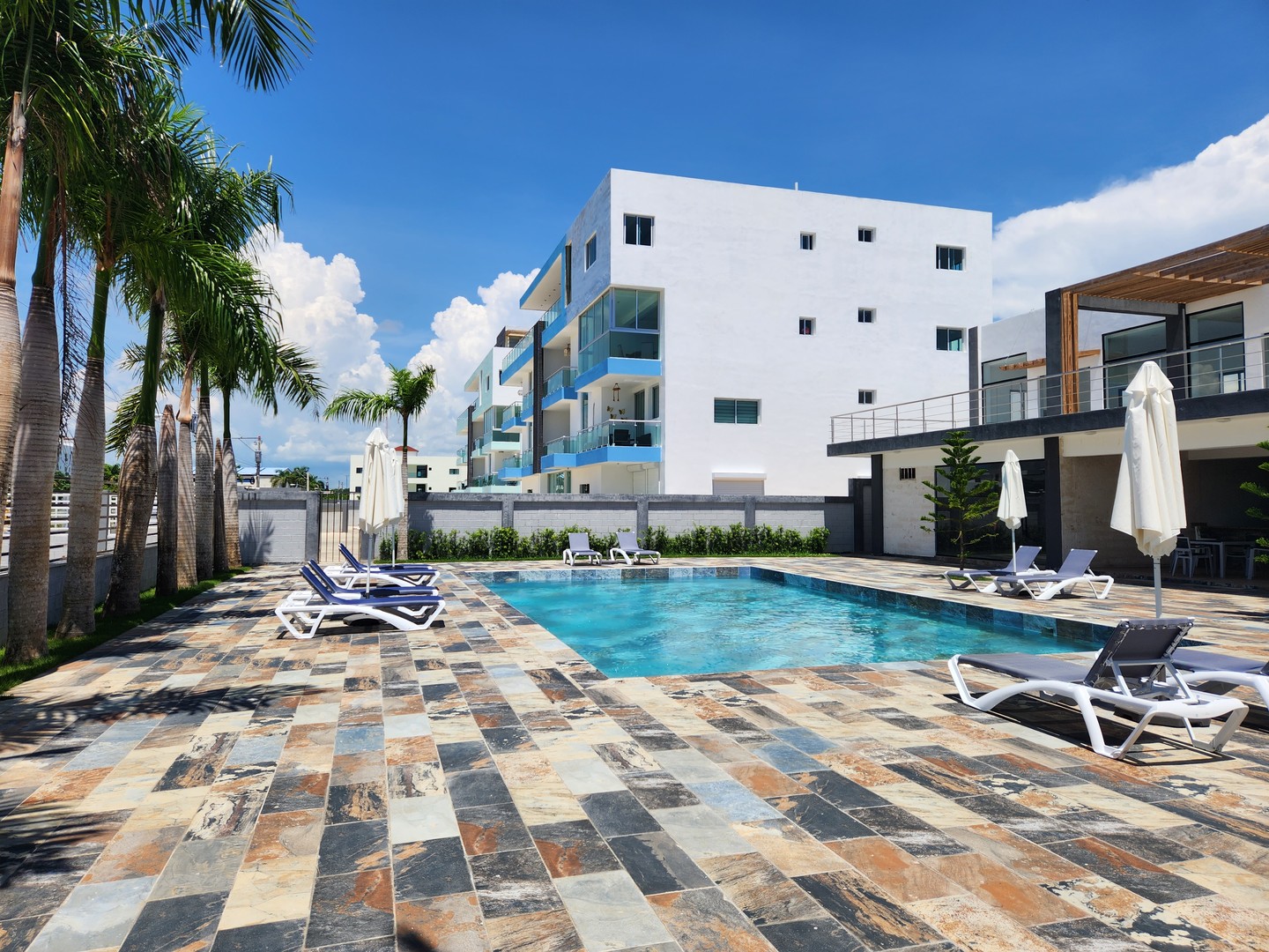 apartamentos - Apartamento de 2 habs. y 2.5 baños con piscina en la mejor zona de Boca Chica 8
