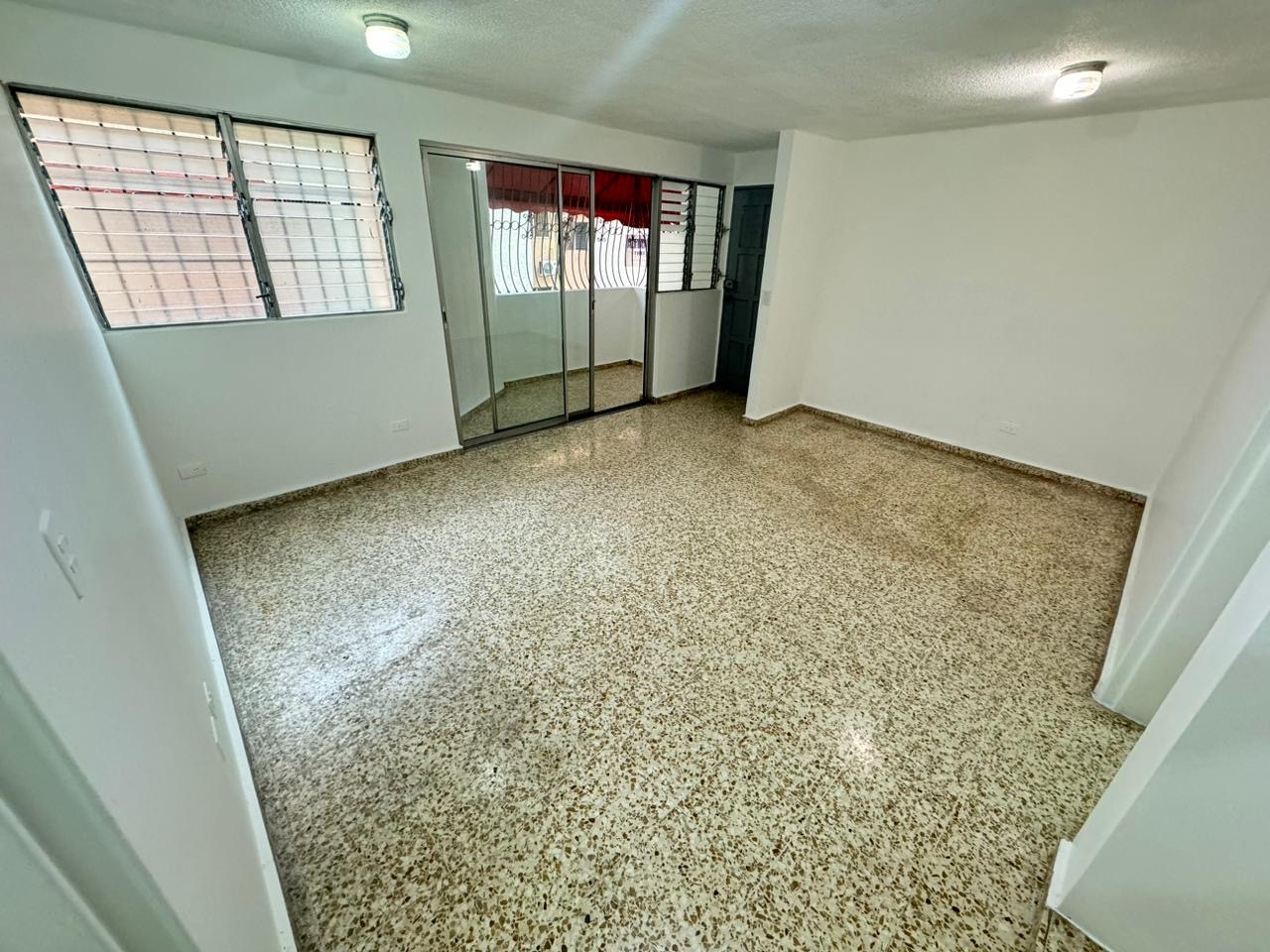 apartamentos - Alquiló piantini segundo nivel dos hab baño parqueo balcón servicio  6