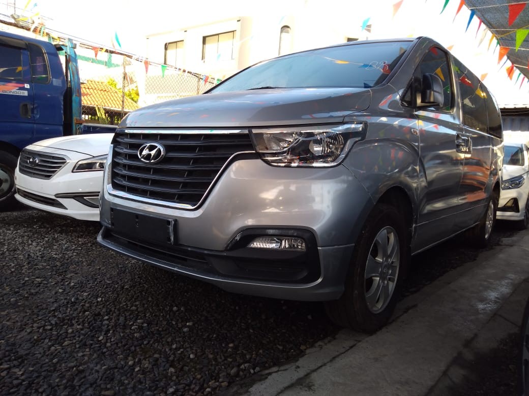 jeepetas y camionetas - HYUNDAI GRAND STAREX CAJA NUEVA 2018 GRIS  1