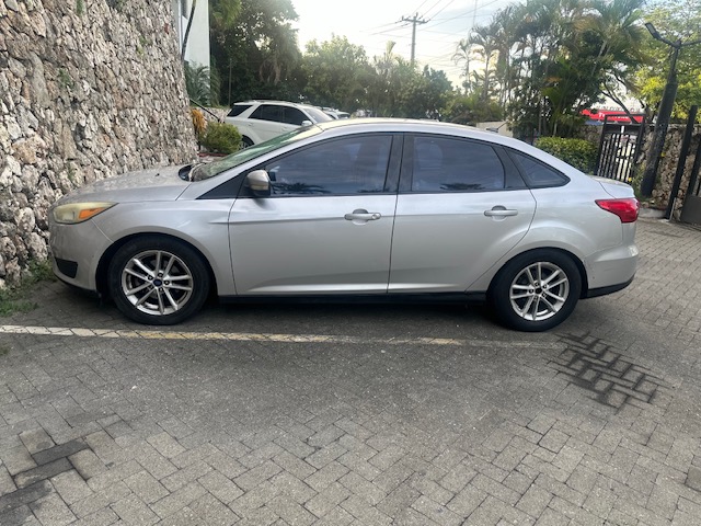 carros - Hermoso Ford Focus Sedan color gris año 2015